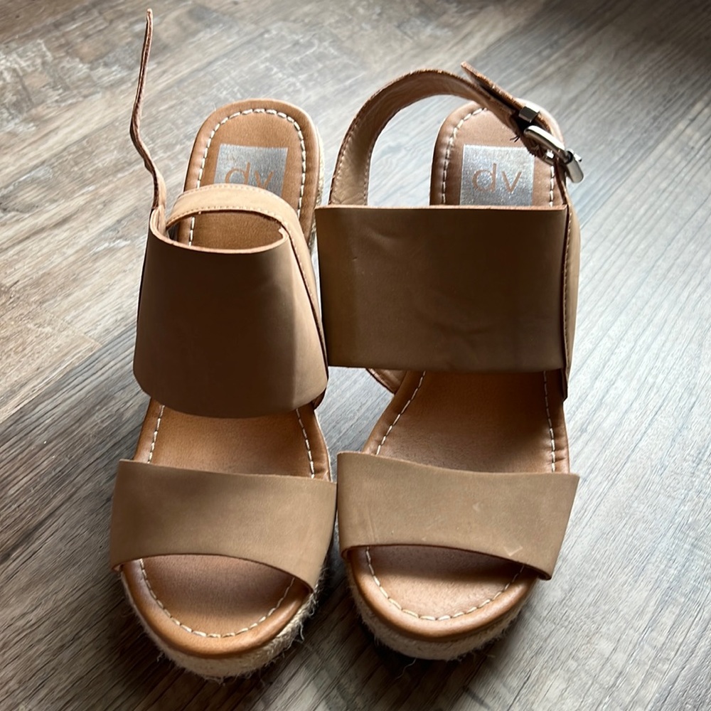 DV tan women’s wedges
